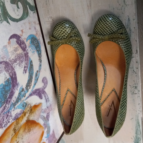 VINCE CAMUTO  GREEN, LEATHER, SNAKE SKIN PRINT, BRAIDED BOW-TIE HEELS - Picture 8 of 16